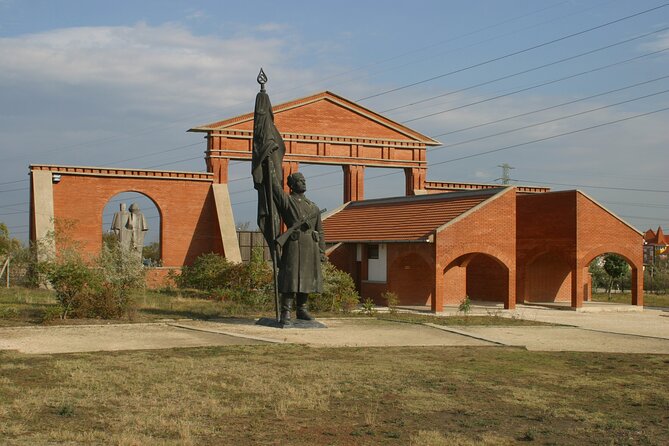 Guided Tour with Admission in Memento Park - Q&A for About 20 Minutes: The Part Many People Skip at Other Sites