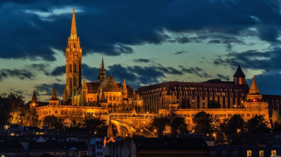 Iconic Budapest tour with Classic Russian Jeep and G-Wagon - Heroes’ Square, Szechenyi Bath area, and Dohány Street Synagogue passes