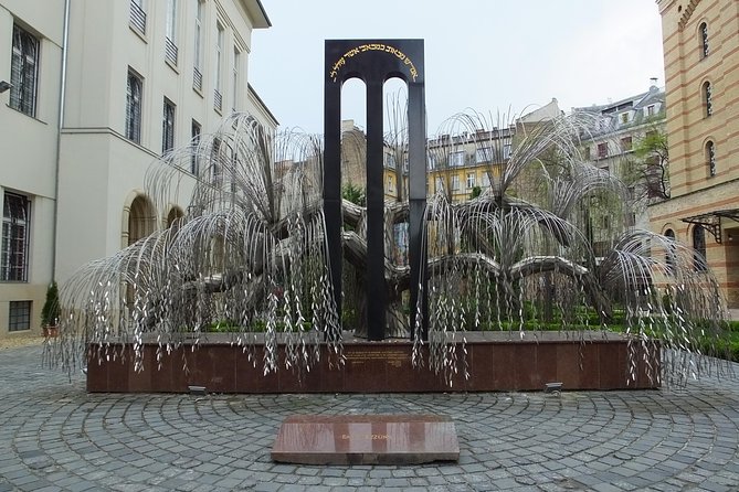 Jewish Heritage in Hungary with a Historian - Szimpla Kert: how a ruin bar became part of Budapest’s identity