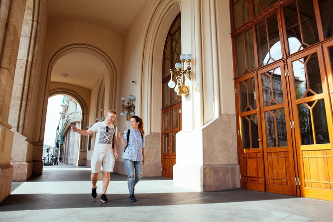 Private City Kickstart Tour: Budapest - Erzsebet Bridge pass-by: a quick lesson in the Danube divide