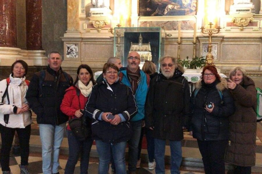 Private Custom Tour with Local Guide Budapest - Your first photo stop and orientation walk