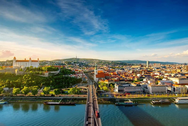 Private day trip: Budapest > Bratislava & Vienna, in English - The shift to Vienna: same day energy, bigger scale