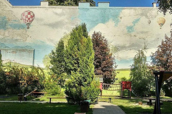 Street Art Tour Budapest - Stop 1 at Kisuzem: coffee, then the art starts talking