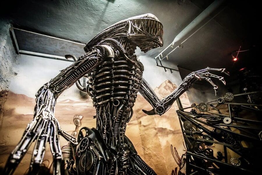 Trash Art Museum: Hungary's First Scrap Metal Exhibition - Giant sculptures built from recycled used car parts