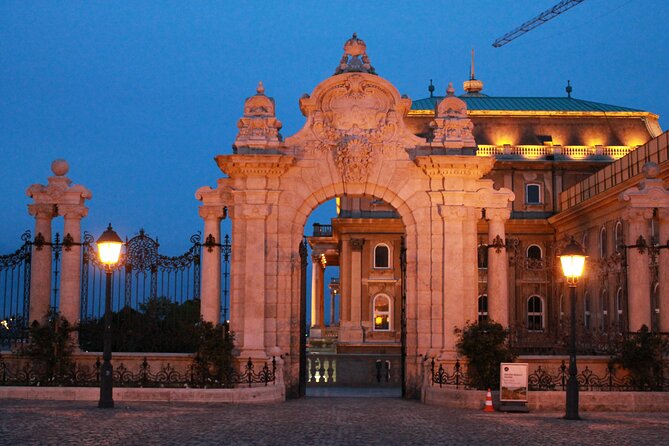 True Crime Walking Tour in the Buda Castle district - What the actor guide experience feels like in practice